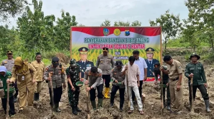 Polres Jombang Salurkan Bantuan Bibit Jagung untuk Petani