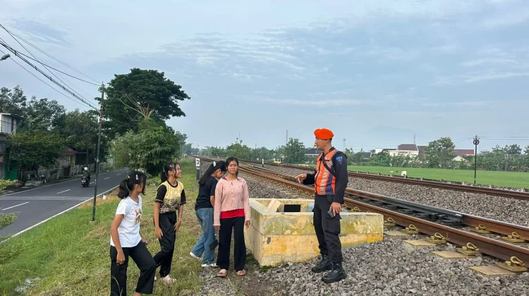KAI Melarang Warga Ngabuburit di sepanjang Rel KA