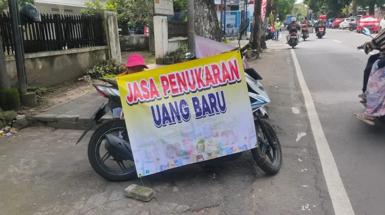 Jasa Penukaran Uang Baru Bermunculan di Kediri