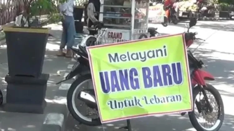 Jasa Tukar Uang Baru Mulai Bermunculan di Jombang