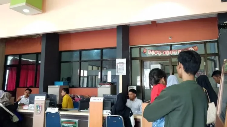 Stok Tersedia, Dispendukcapil Jombang Kembali Layani Pencetakan e-KTPl