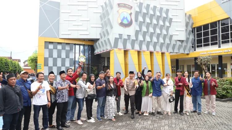 Wujud Sinergitas, Kapolres Kediri Ajak Media dan Mahasiswa Bagi Takjil