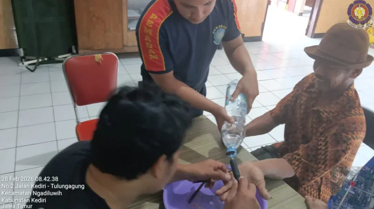 Petugas Damkar Bantu Warga Lepas Cincin