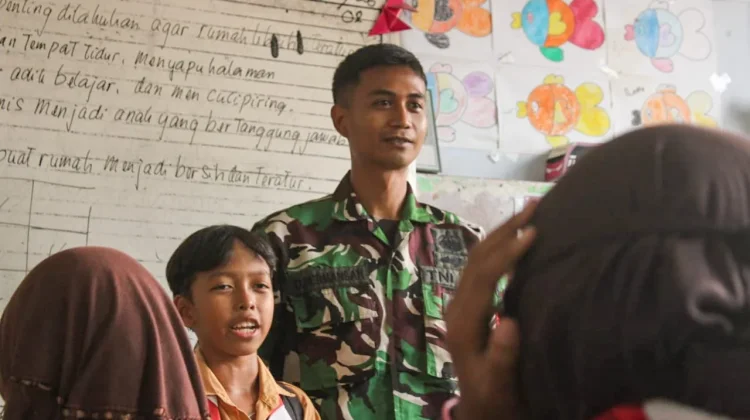 Siswa MI Terima Materi Wawasan Kebangsaan dari Anggota TNI