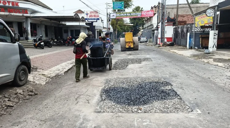 Bupati Kediri Dorong PUPR Percepat Penambalan Jalan Berlubang