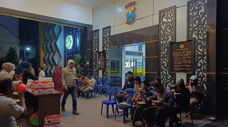 Warga Antusias Ramaikan Program Sahur Bersama Polres Kediri