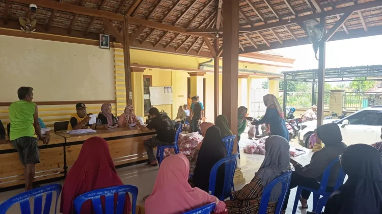 Ratusan Warga Sidowarek Terima Bantuan Sembako Ramadan