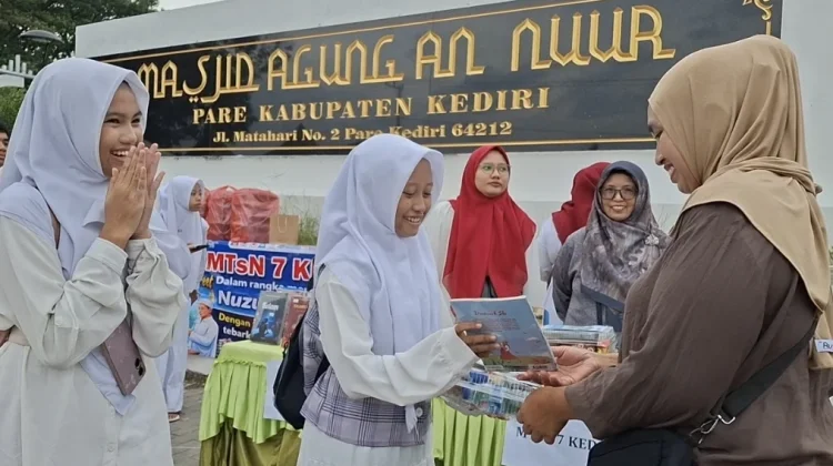 Nuzulul Qur'an, MTsN 7 Kediri Berbagi Takjil Bertajuk Books on The Street