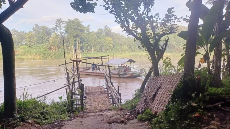 Curah Hujan Tinggi, Operator Perahu Tambang Banjir Rezeki