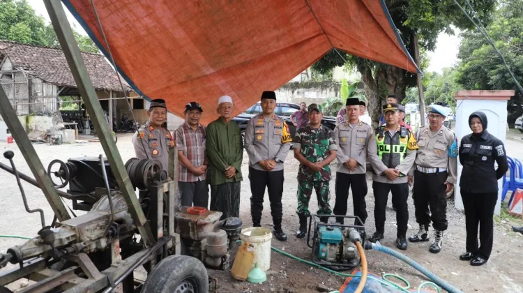 Polres Kediri Salurkan Bantuan Sumur Bor di Masjid Al-Huda