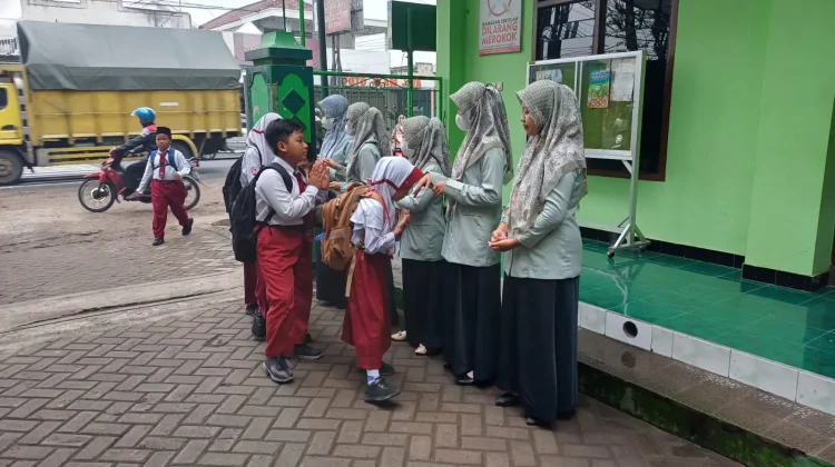 Tradisi Salaman dan Cium Tangan Tanamkan Nilai Moral