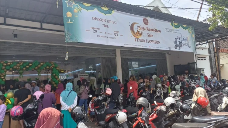 18 Ramadan, Toko Pakaian Pinggiran Penuh Sesak Pembeli