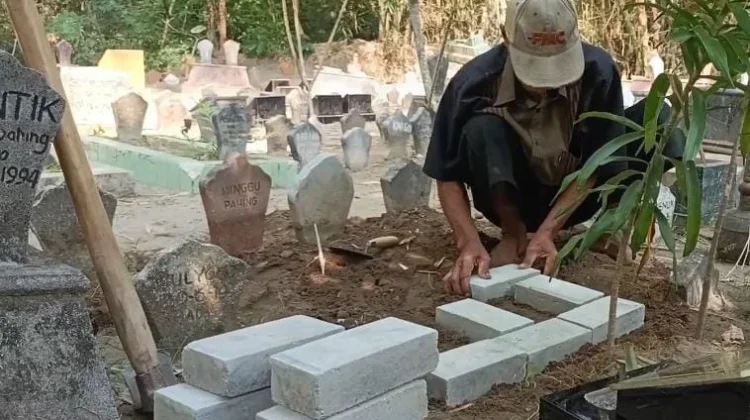 Menjelang Lebaran, Permintaan Jasa Perbaikan Makam di Jombang Meningkat