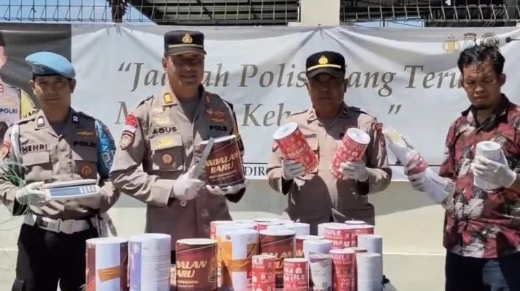 Polisi Kediri Amankan Ratusan Petasan saat Live TikTok