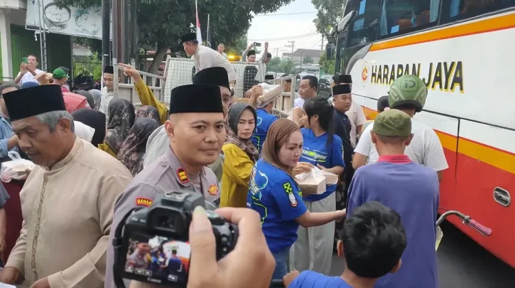 Masjid Darul Ulum Rembangkepuh Kediri Bagikan Ribuan Takjil