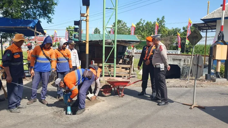 Antisipasi Kecelakaan, KAI Lakuan Penyempitan Perlintasan Sebidang di Jombang