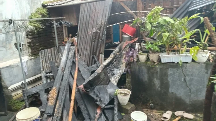 Diduga Korsleting Mesin Cuci Bakar Rumah Warga Kediri
