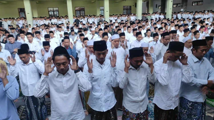 Hari ini, Ponpes Al Falah Ploso Mojo Gelar Salat Idulfitri