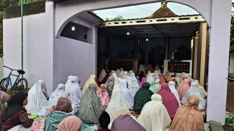 Ratusan Umat Muslim di Kediri Ikuti Salat Idulfitri 1447 H