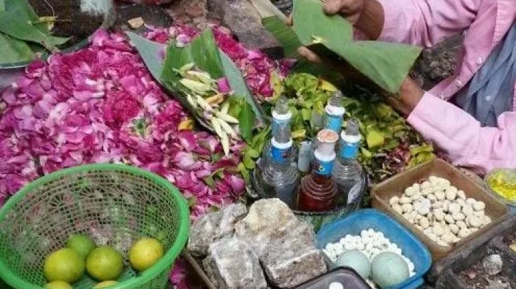 Lebaran 2026, Penjual Bunga Makam di Kediri Raup Keuntungan