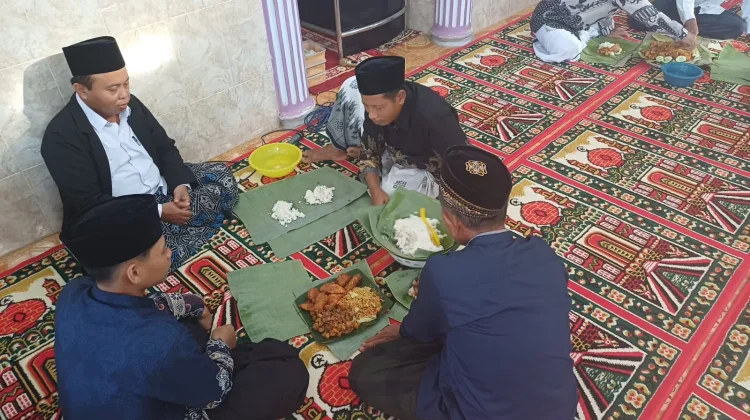 Tradisi ‘Dahar Berkat’ setelah Salat Id Masih Lestari