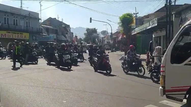 Macet Panjang H+3 Lebaran, Simpang Kandangan Kediri Padat