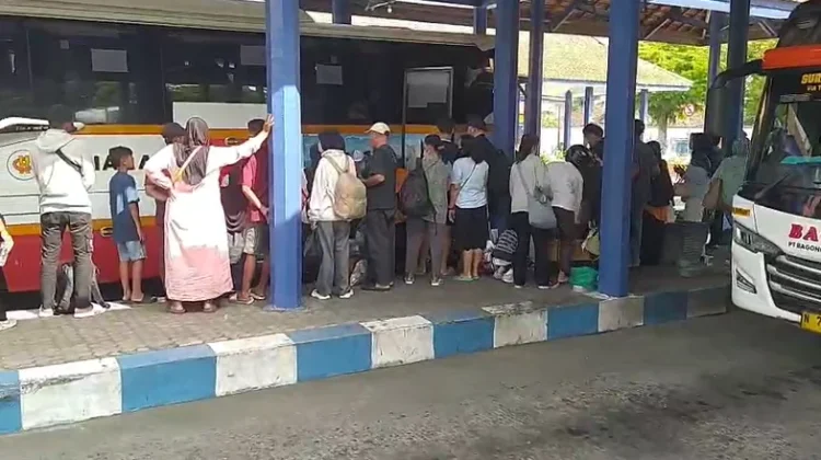 H+4 Lebaran Penumpang di Terminal Pare Meningkat