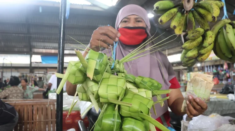 Permintaan Ketupat Lebaran di Kota Kediri Makin Meningkat