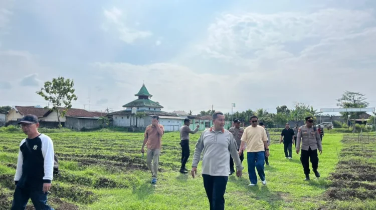 Perkuat Ketahanan Pangan, Kapolres Kediri Tinjau Perkembangan Lahan Uwi Ungu