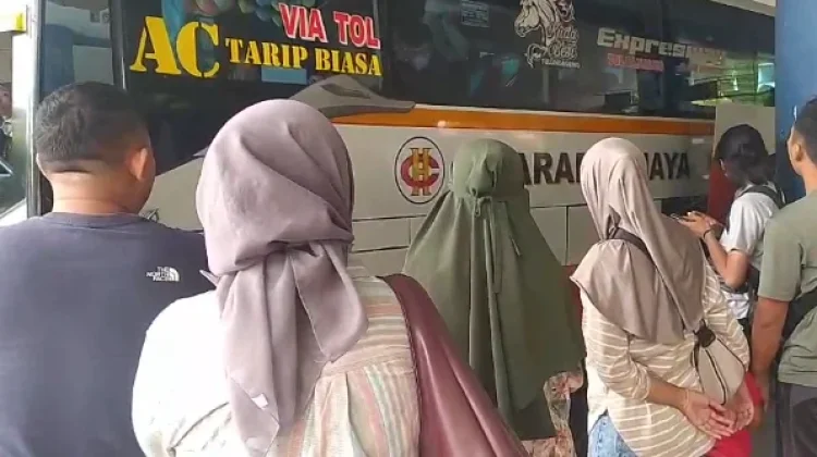 Penumpang Padati Bus Tujuan Surabaya di Terminal Tamanan Kediri