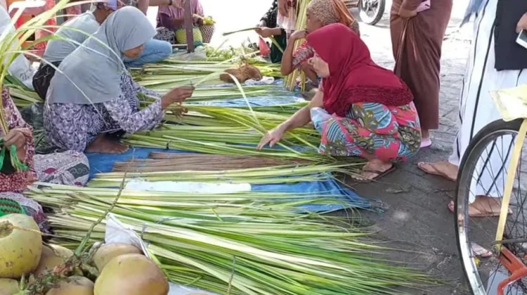 Menjelang Lebaran Ketupat, Permintaan Janur Kelapa di Jombang Naik