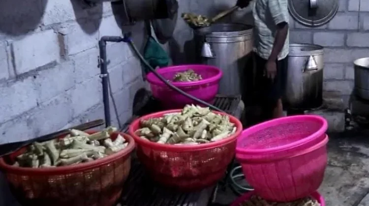 Perajin Ketupat dan Lepet di Jombang Alami Peningkatan Pesanan