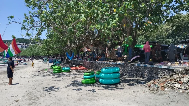 Wisata Pantai Pasir Putih Situbondo, Tetap Ramai meski Pengunjung Turun