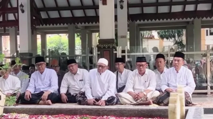 Rombongan PWNU Jatim Berziarah dan Silaturahmi ke Tebuireng