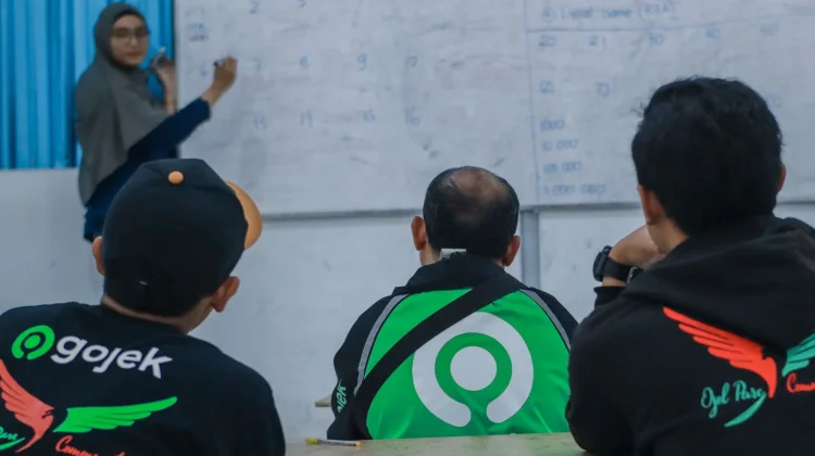 Warga Pare Dilatih Bahasa Inggris Gratis lewat “PECEL BARIS”