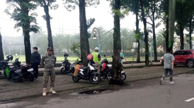 Kembalikan Fungsi Ruang Publik, Petugas Tertibkan Parkir di Alun-alun Jombang