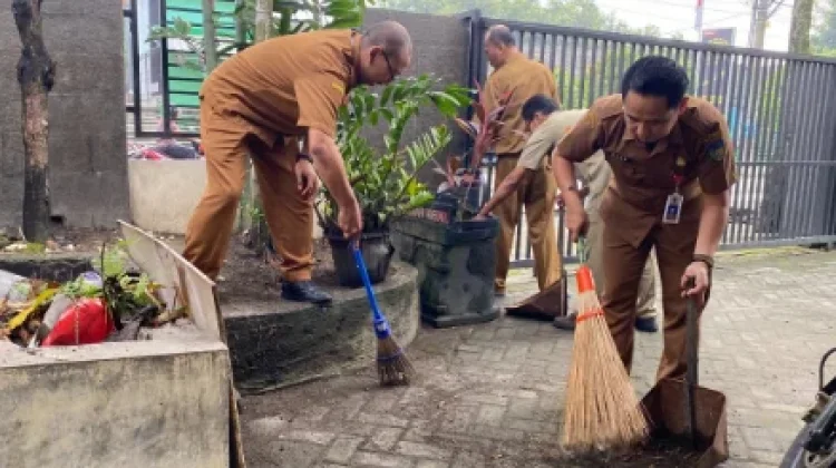 Wujudkan Ruang Publik Nyaman Diskominfo Kediri Laksanakan Gerakan ASRI