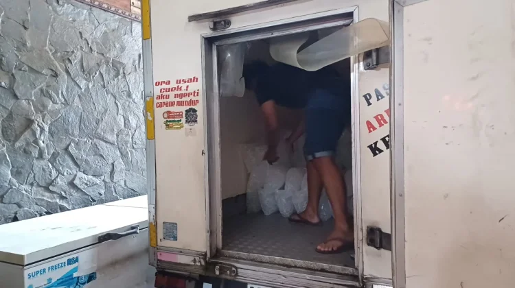 Permintaan Es Tube Meningkat Seiring Maraknya Halalbihalal