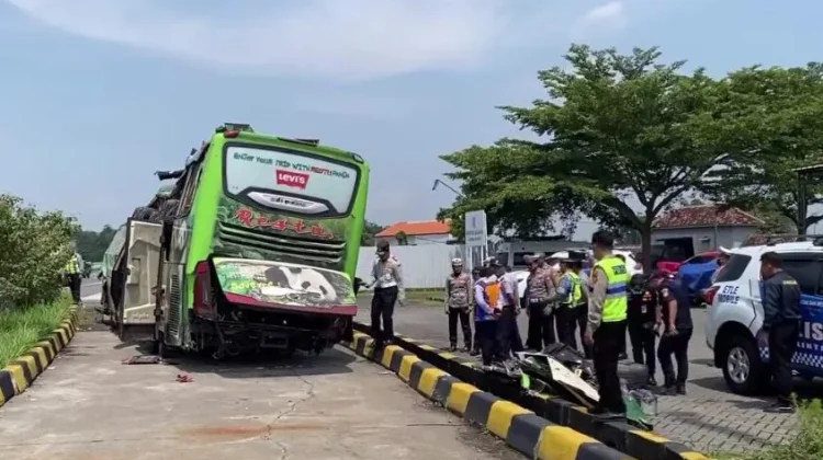 Bus Restu Alami Kecelakaan Tunggal di Tol Jomo, 1 Meninggal Puluhan Luka-luka