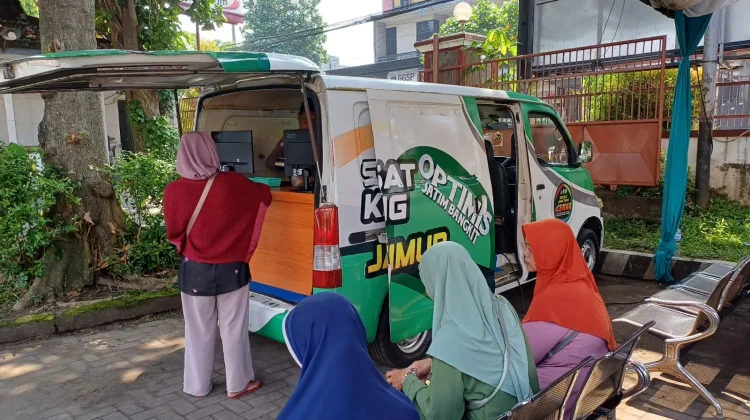 Mobil Samsat Keliling Pangkas Antrean Warga Kediri