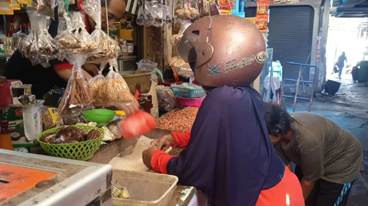 Warga di Kediri Mulai Keluhkan Fenomena Mahalnya Harga Plastik