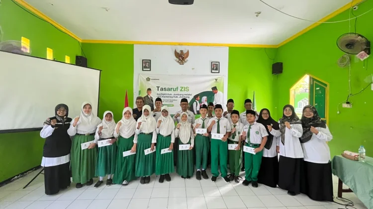 Konsisten Salurkan ZIS, Siswa Yatim Dhuafa di Jombang Dapat Dukungan Pendidikan