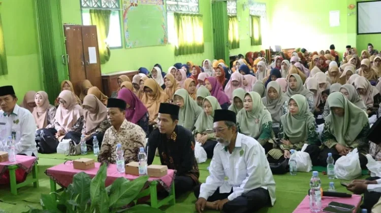 Kemenag Kediri Bina Guru RA dan MI Sekaligus perkuat Silaturahmi
