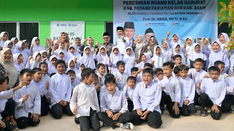 Mendikdasmen Abdul Mu’ti Resmikan 26 Ruang Kelas Darurat di Sumatra Barat