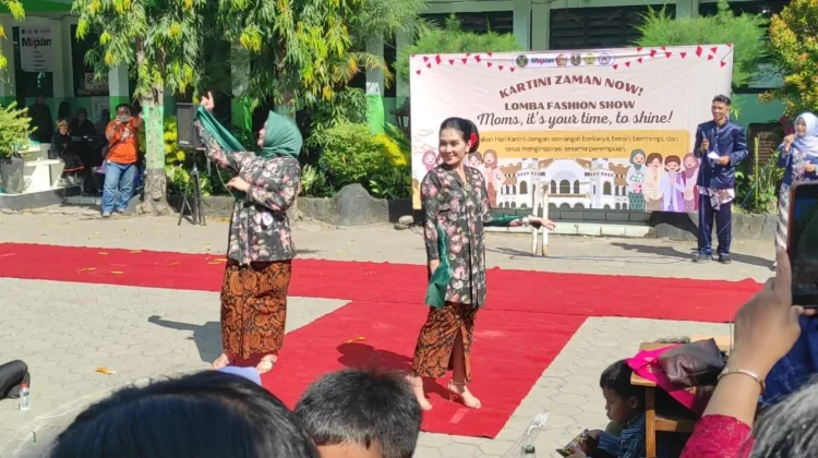 Peringati Hari Kartini, Puluhan Emak-Emak di Kediri Adu Gaya di Catwalk