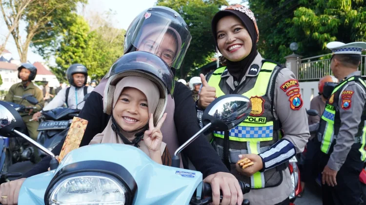Peringati Hari Kartini, Srikandi Lantas Kediri Bagikan Helm kepada Ojol Wanita