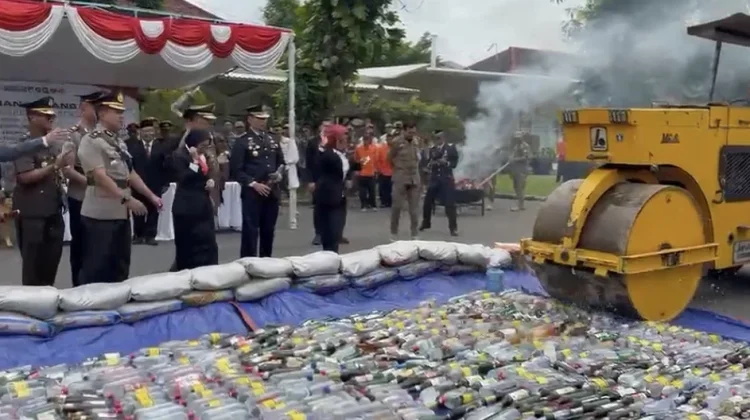 Pemkab Kediri dan Petugas Gabungan Musnahkan 6.996 Batang Rokok Ilegal