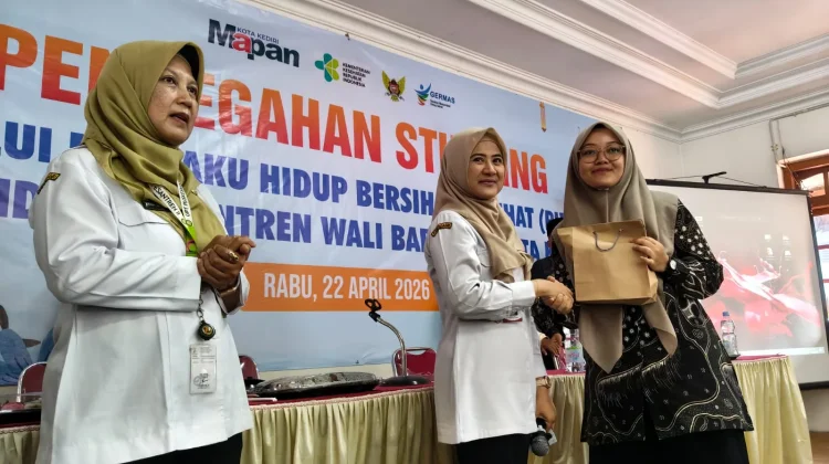 Dinkes Kota Kediri Ajak Ratusan Santriwati Ponpes Wali Barokah Cegah Stunting