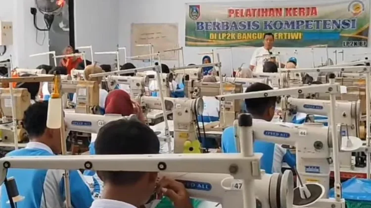 Jombang Fokus Cetak Tenaga Terampil Industri Upper Sepatu