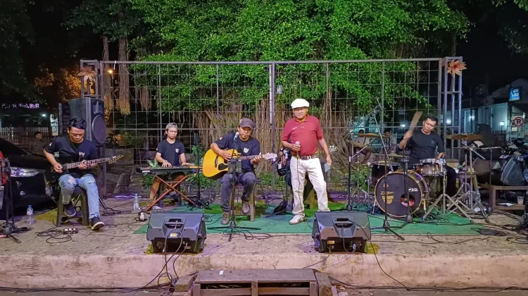 ‘Pesawat Tempur’ Band Tampil Memukau di Konser ‘Tribute to Iwan Fals’